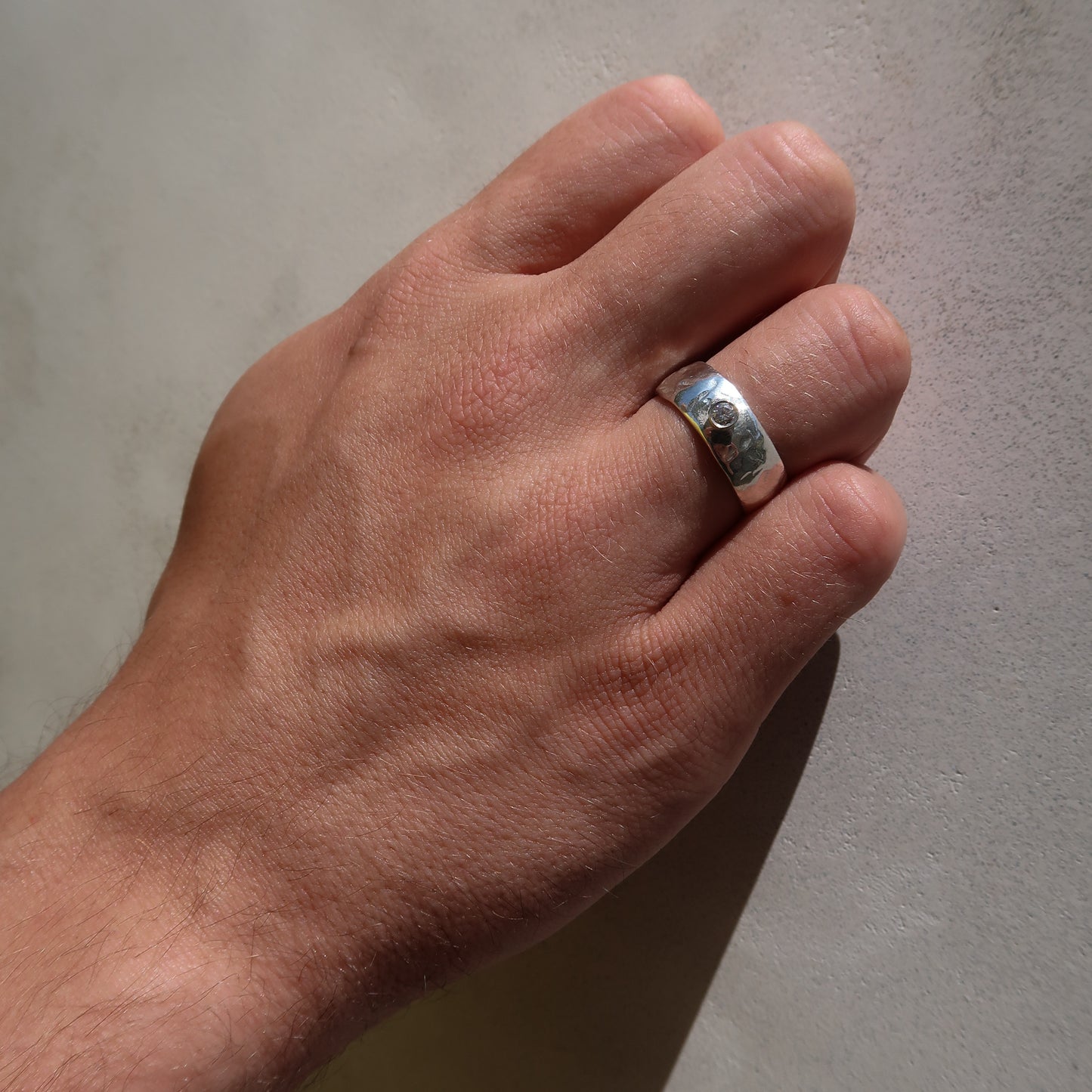 BEZEL DIAMOND HAMMERED BAND