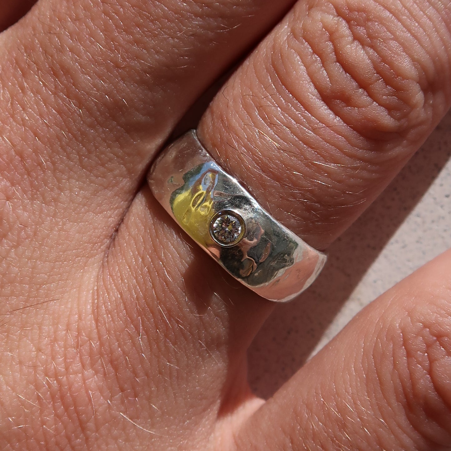 BEZEL DIAMOND HAMMERED BAND