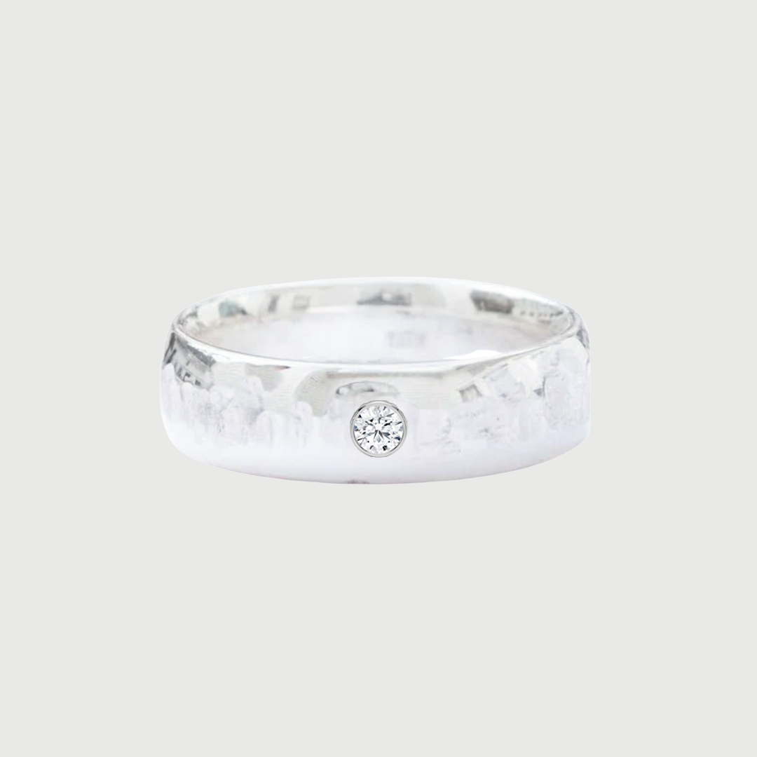 BEZEL DIAMOND HAMMERED BAND